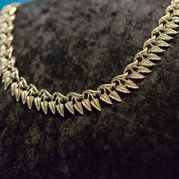 VINTAGE CORO LEAF NECKLACE Gold Tone Double Leaf Links Mid Century - Picture 2 of 7